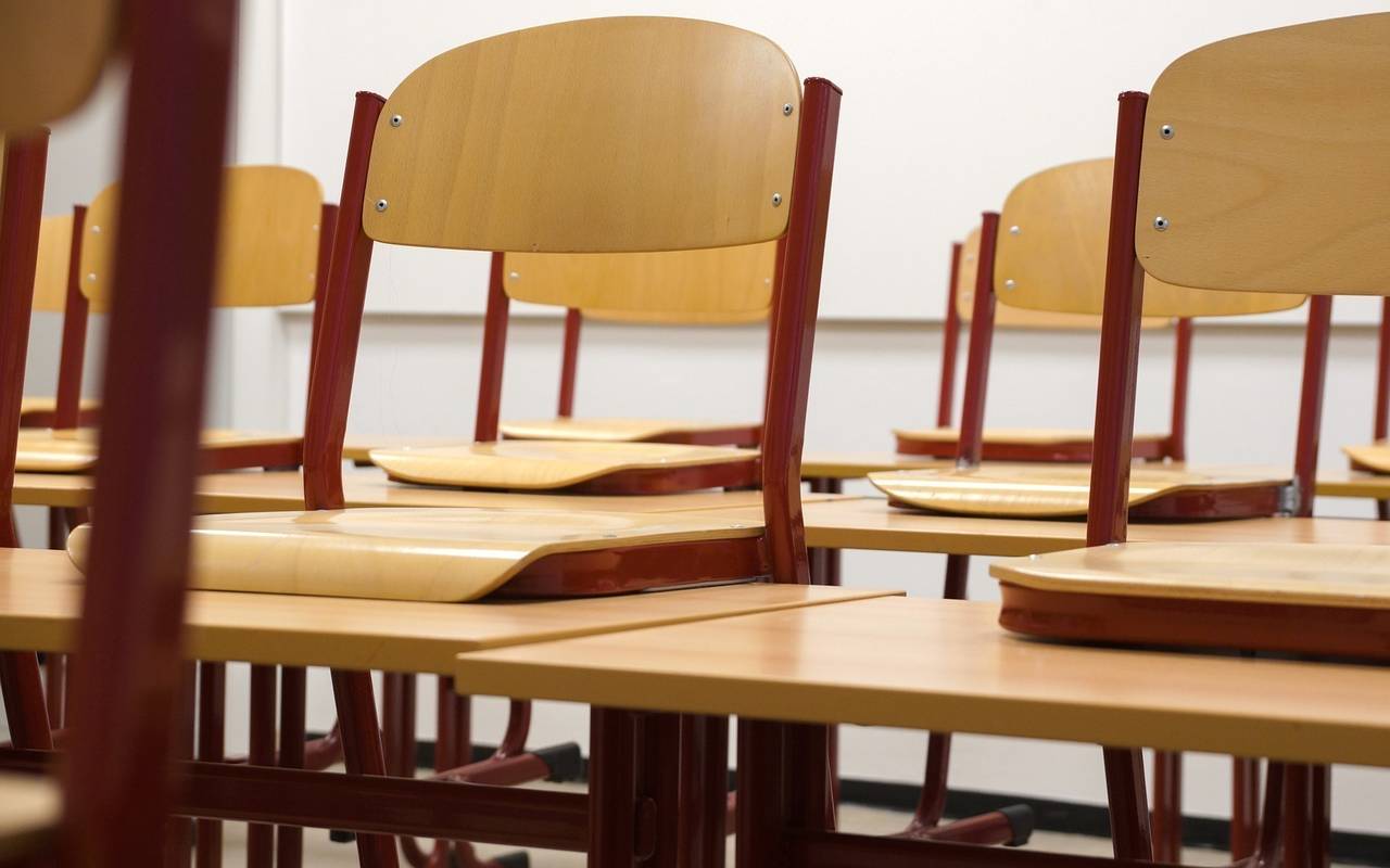 Schule Klassenzimmer Stühle Dummy