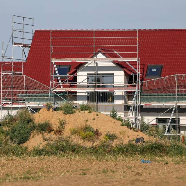 Neue Einfamilienhäuser entstehen an einem Feld am südwestlichen Stadtrand. Die Zahl der Baulandverkäufe ist Immobilienexperten zu Folge seit 2021 fast um die Hälfte zurückgegangen. Gestiegene Zinsen, hohe Baukosten und knappes Bauland haben den Traum vom Eigenheim stark verteuert.