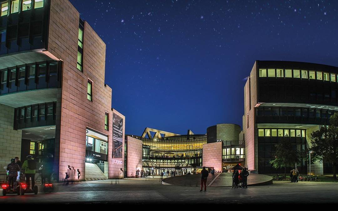 Die Gebäude des NRW-Landtags bei Nacht.