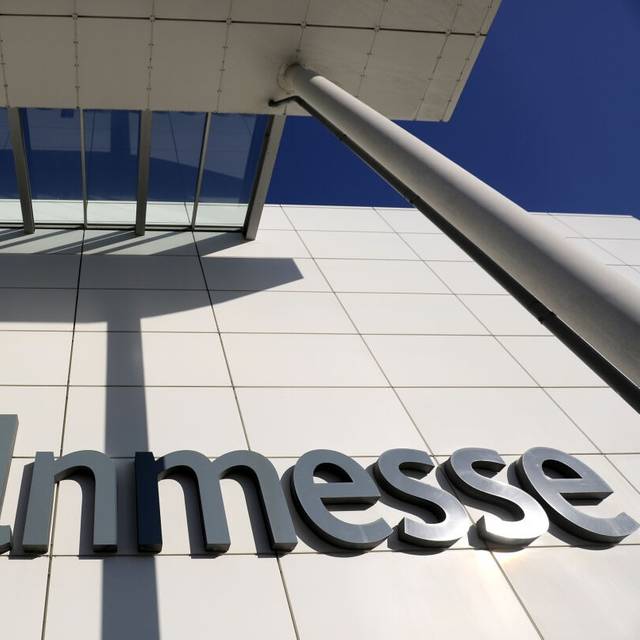 Das Logo der Kölnmesse am Eingang der Messe. Abgesagt oder verschoben - so lautet der Status vieler Messen in Nordrhein-Westfalen wegen Corona und das kann zu einem dicken Minus führen. «Einbußen in Millionenhöhe» seien beispielsweise bei der Kölnmesse zu erwarten, teilte ein Sprecher auf Anfrage mit. Alleine in Köln wurden fünf Messen abgesagt ...