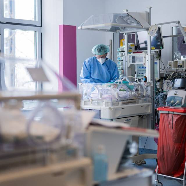 Beschreibung Oberarzt Mark Dzietko untersucht ein Neugeborenes im Perinatalzentrum, der Neugeborenen-Intensivstation, in der Klinik für Kinderheilkunde des Universitätsklinikums Essen.