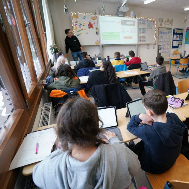 Mathe-Lehrer Tobias Weidenhöffer-Griese (hinten l) leitet den digitalen Mathe-Unterricht in der Klasse 5f in der Lessing-Stadtteilschule in Harburg-Wilstorf