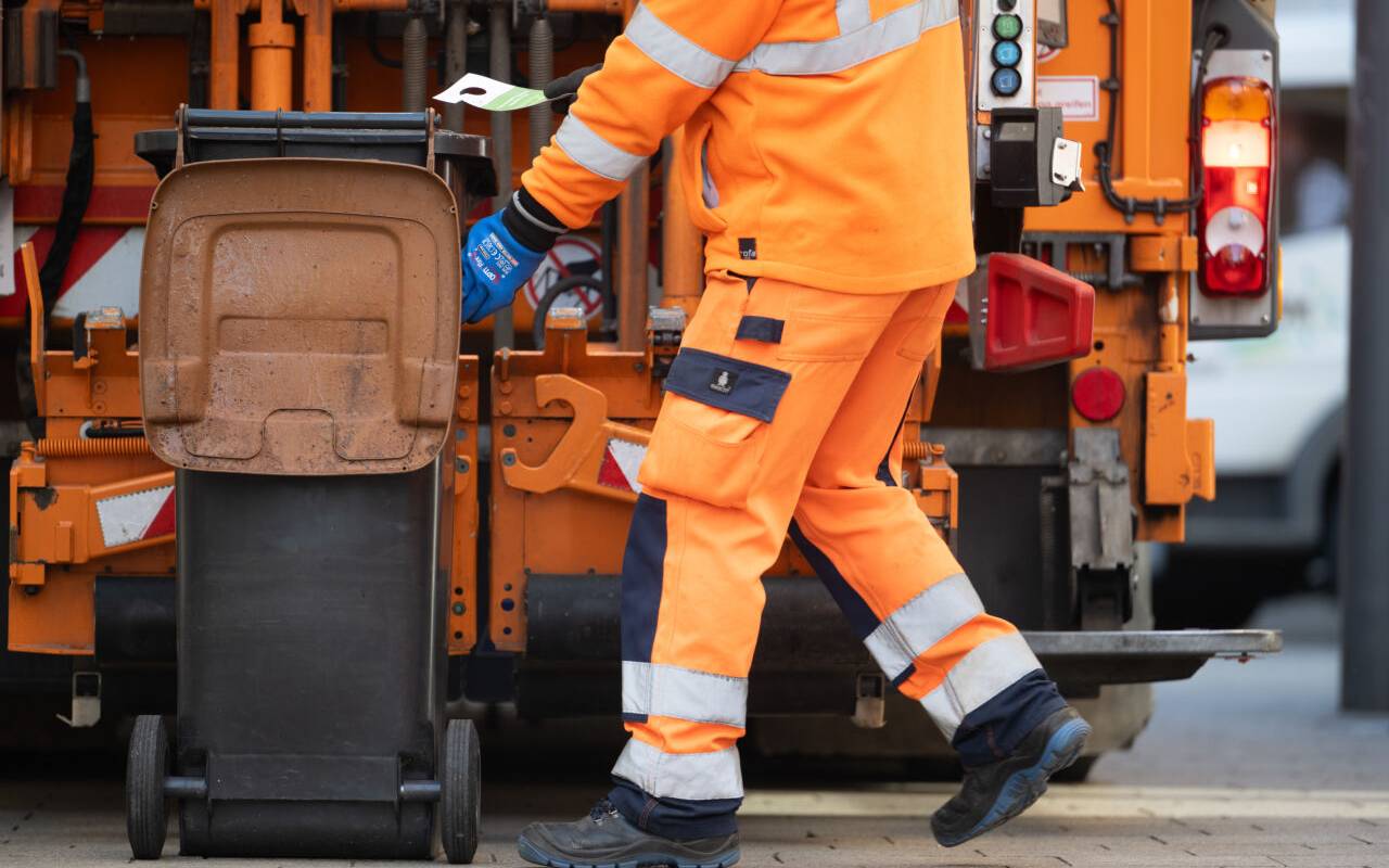 Ein Mitarbeiter der Technischen Betriebsdienste Reutlingen (TBR) leert in der Innenstadt eine Biomülltonne.