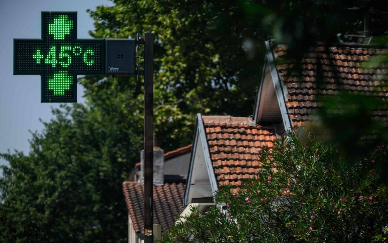 Ein Apothekenschild zeigt eine Temperatur von 45°C in Toulouse im Südwesten Frankreichs an