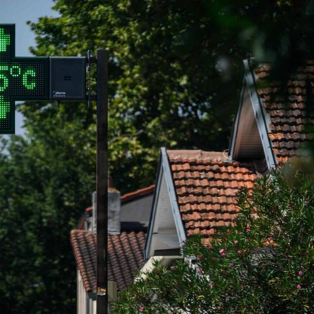 Ein Apothekenschild zeigt eine Temperatur von 45°C in Toulouse im Südwesten Frankreichs an