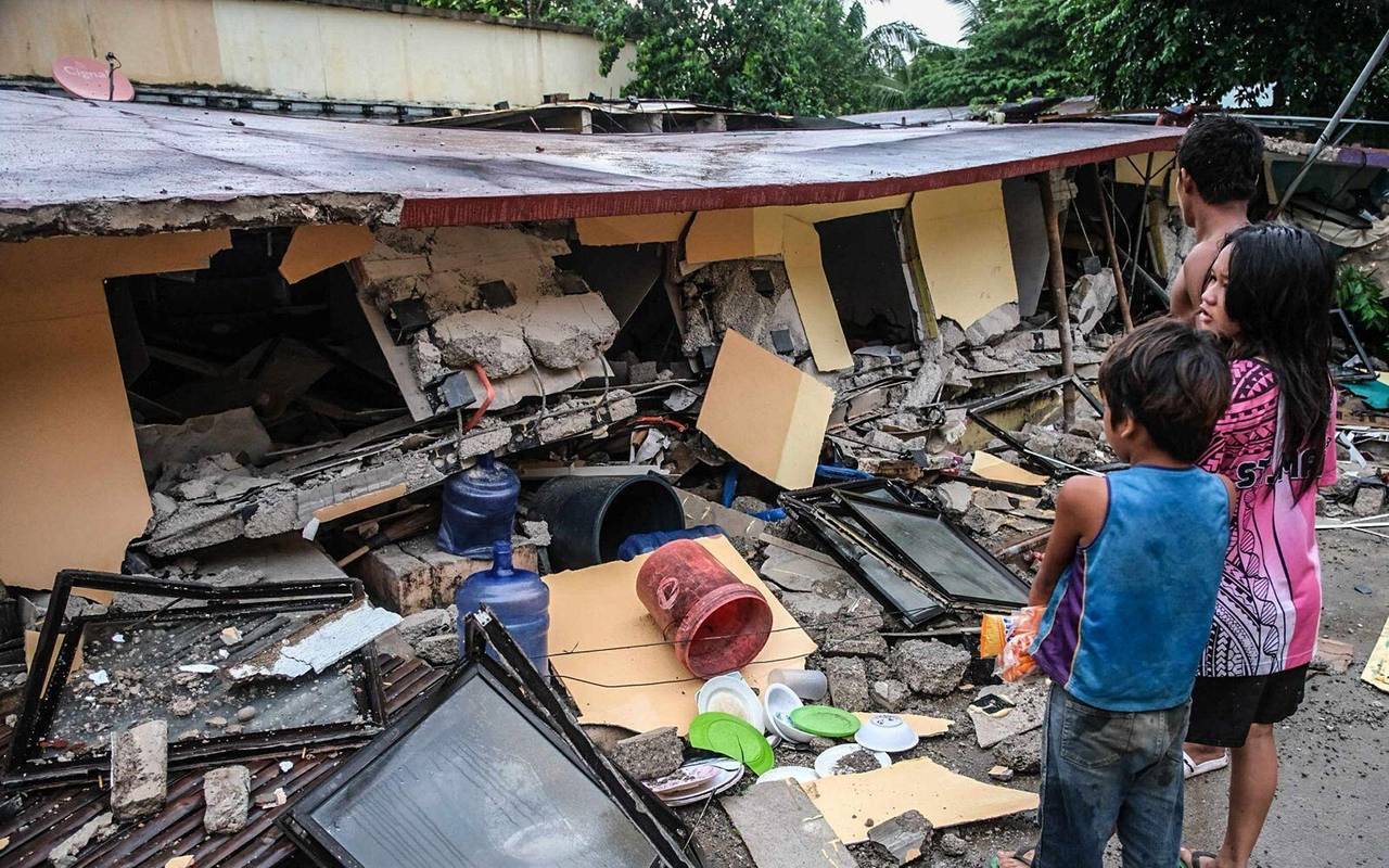 Starkes Erdbeben vor den Philippinen