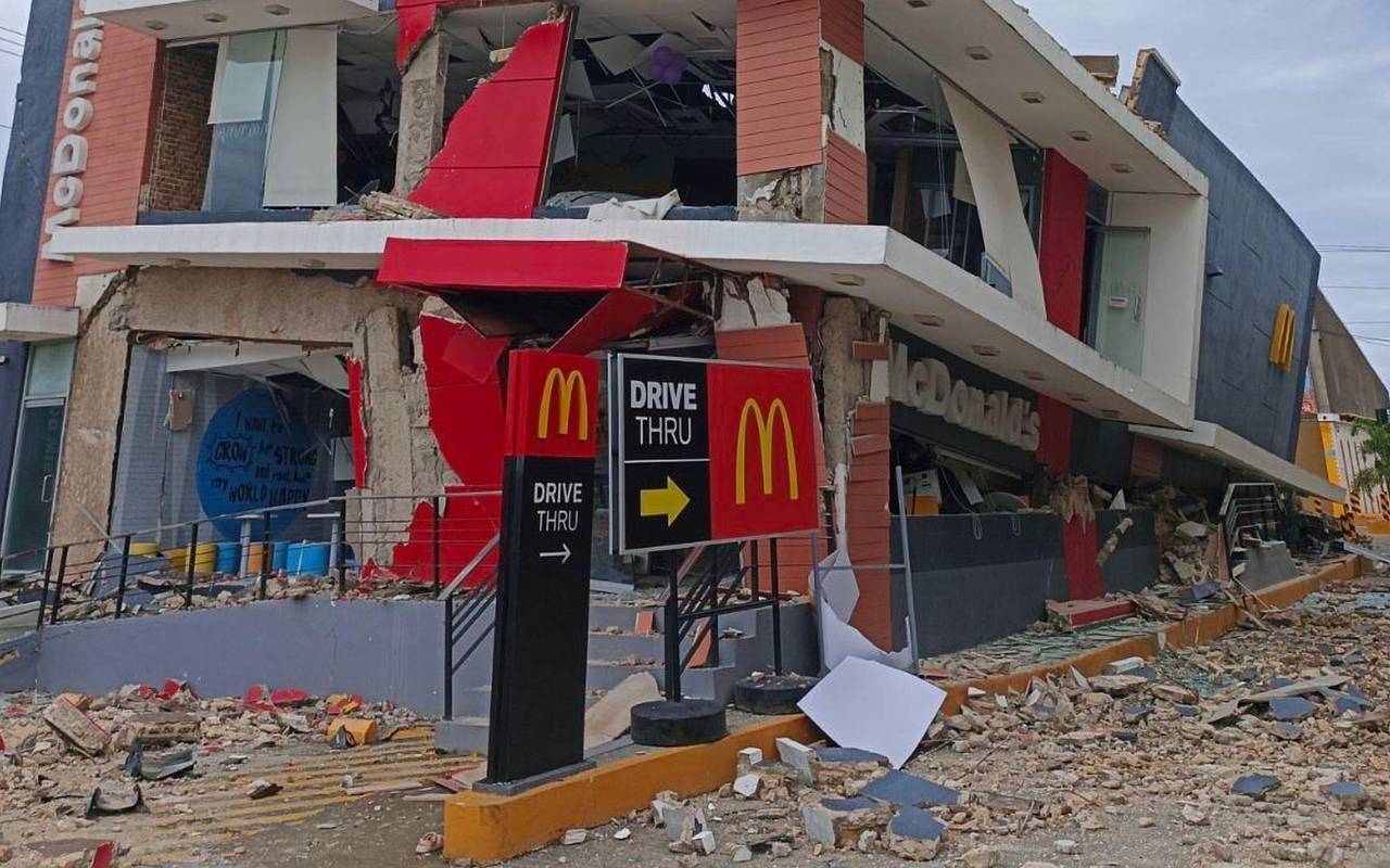 Starkes Erdbeben vor den Philippinen