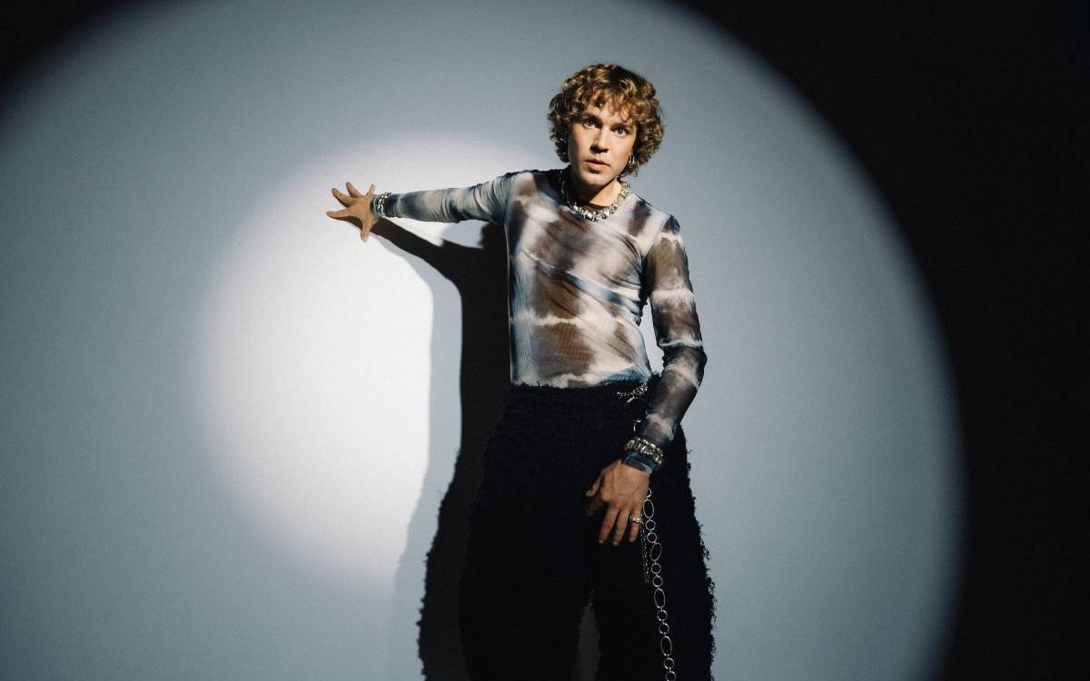 Ein Bild das den DJ und Produzenten Felix Jaehn vor einer Wand zeigt