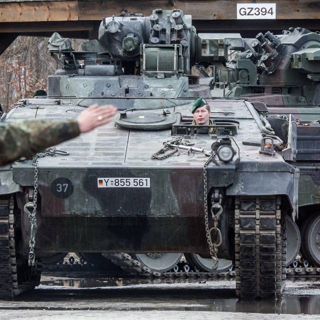 Bundeswehr verlädt Panzer für den Transport nach Litauen