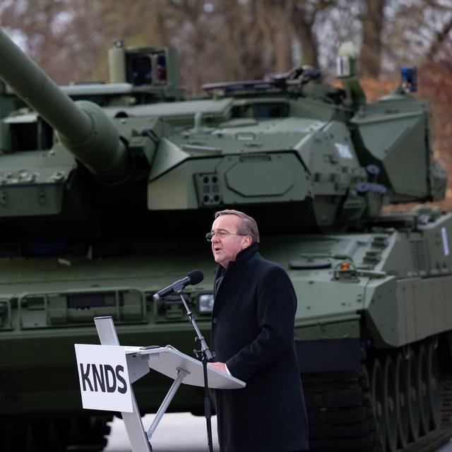 Roll-Out Leopard 2A8 und Panzerhaubitze 2000