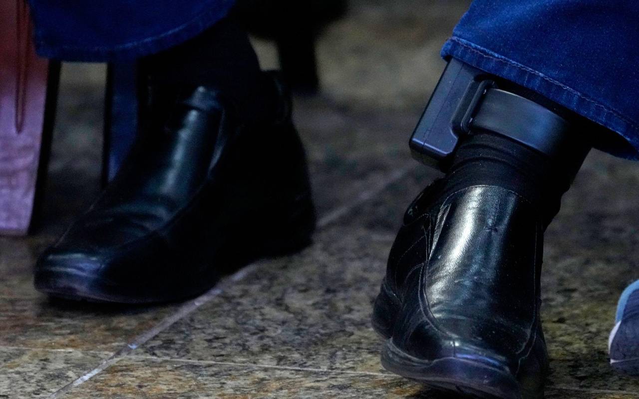 Bolsonaro erklärt Eingriff an Fußfessel mit Halluzinationen