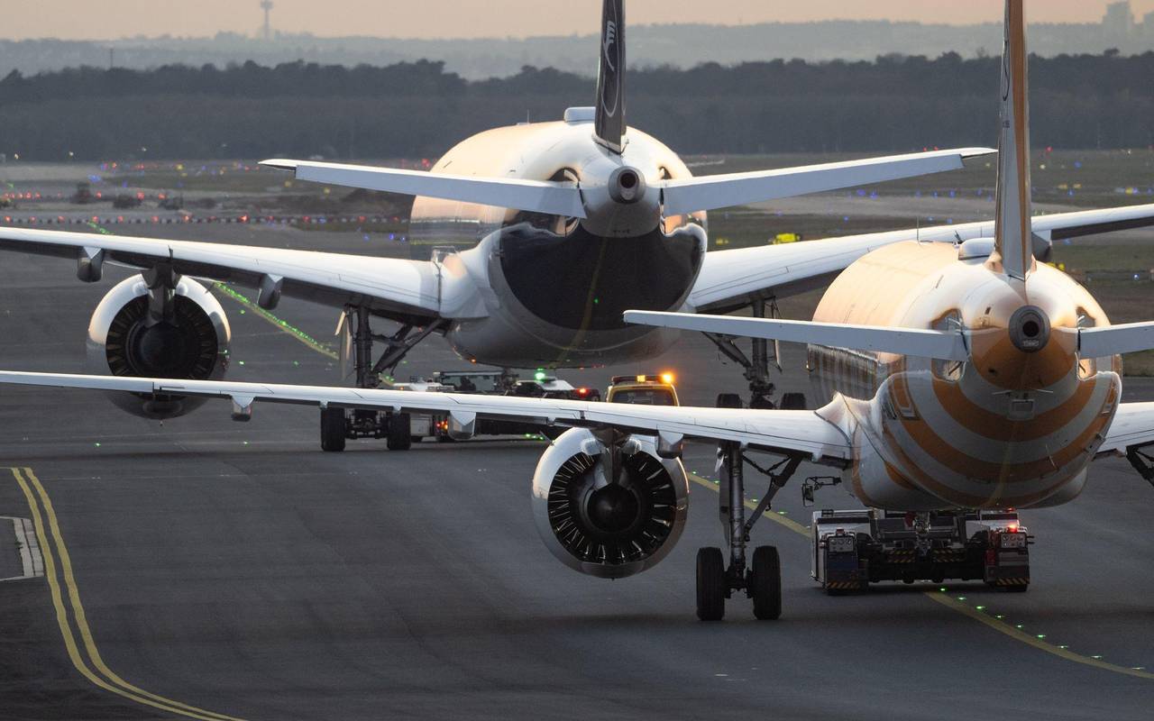 Flugzeuge im Abendlicht