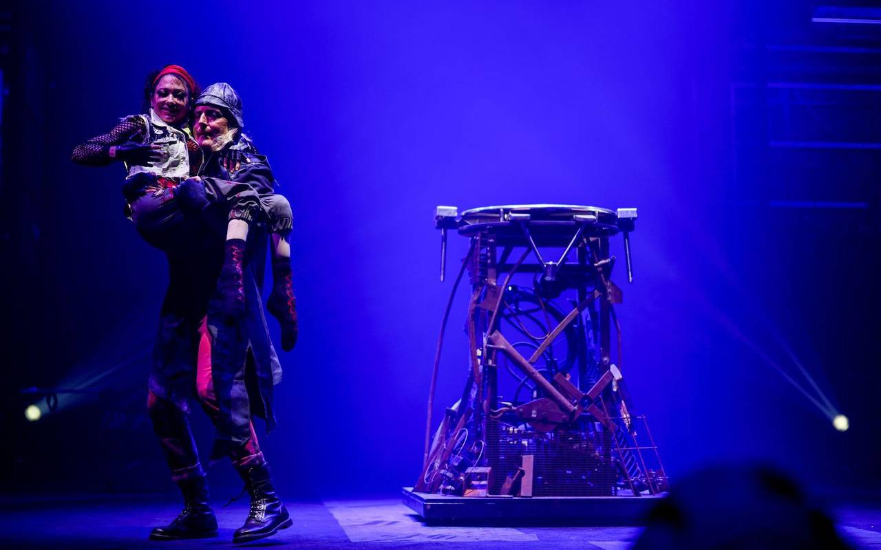 Querschnittsgelähmte Akrobatin Pan