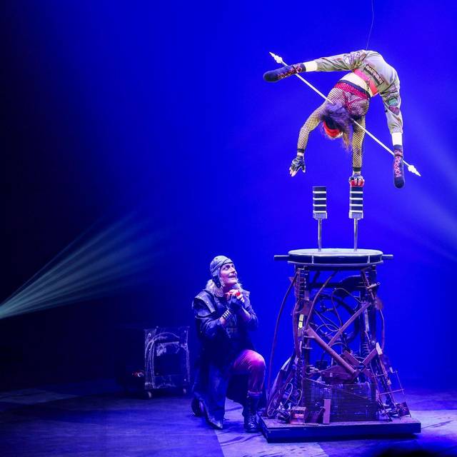 Querschnittsgelähmte Akrobatin Pan