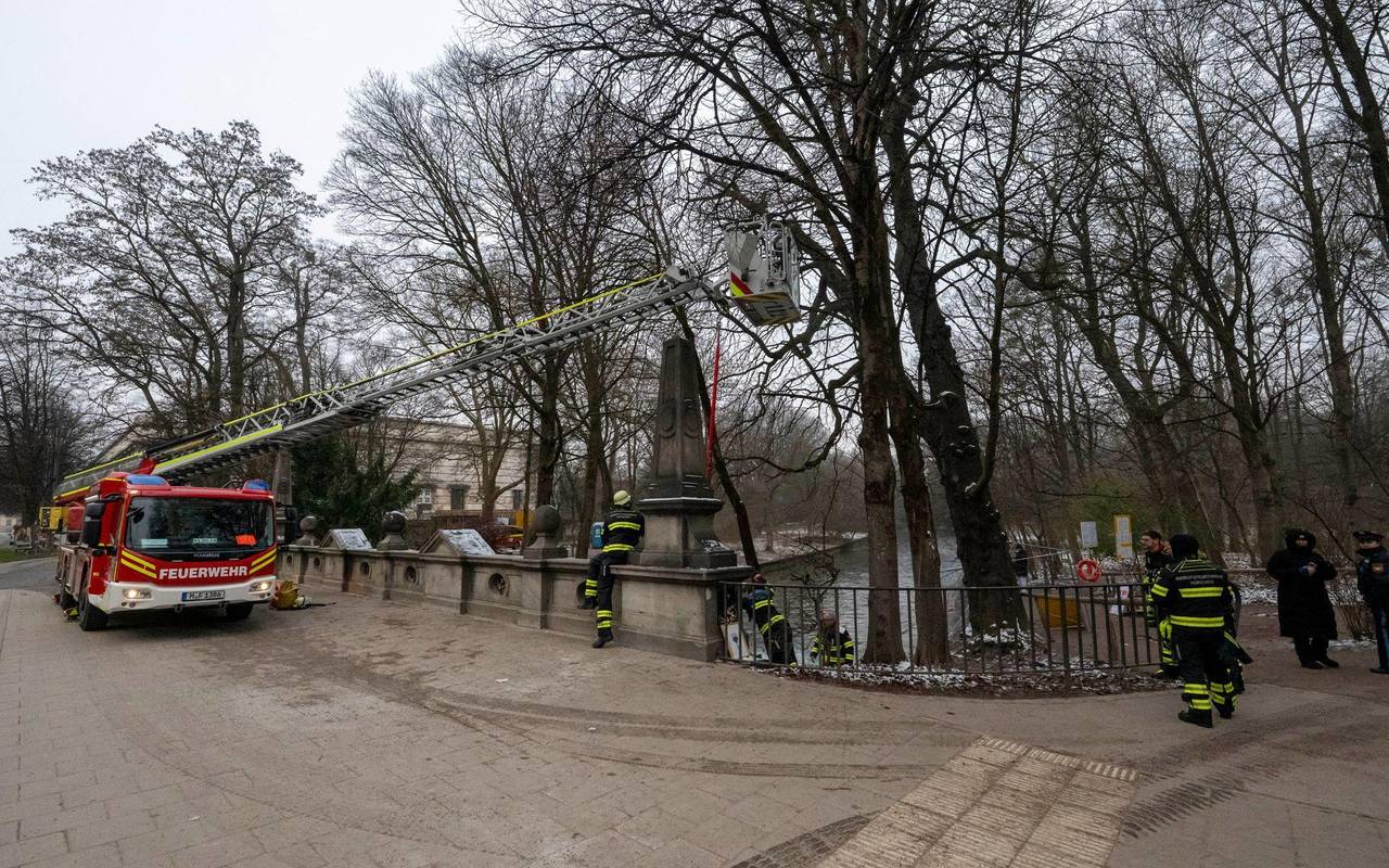Feuerwehr baut Eisbachwelle zurück