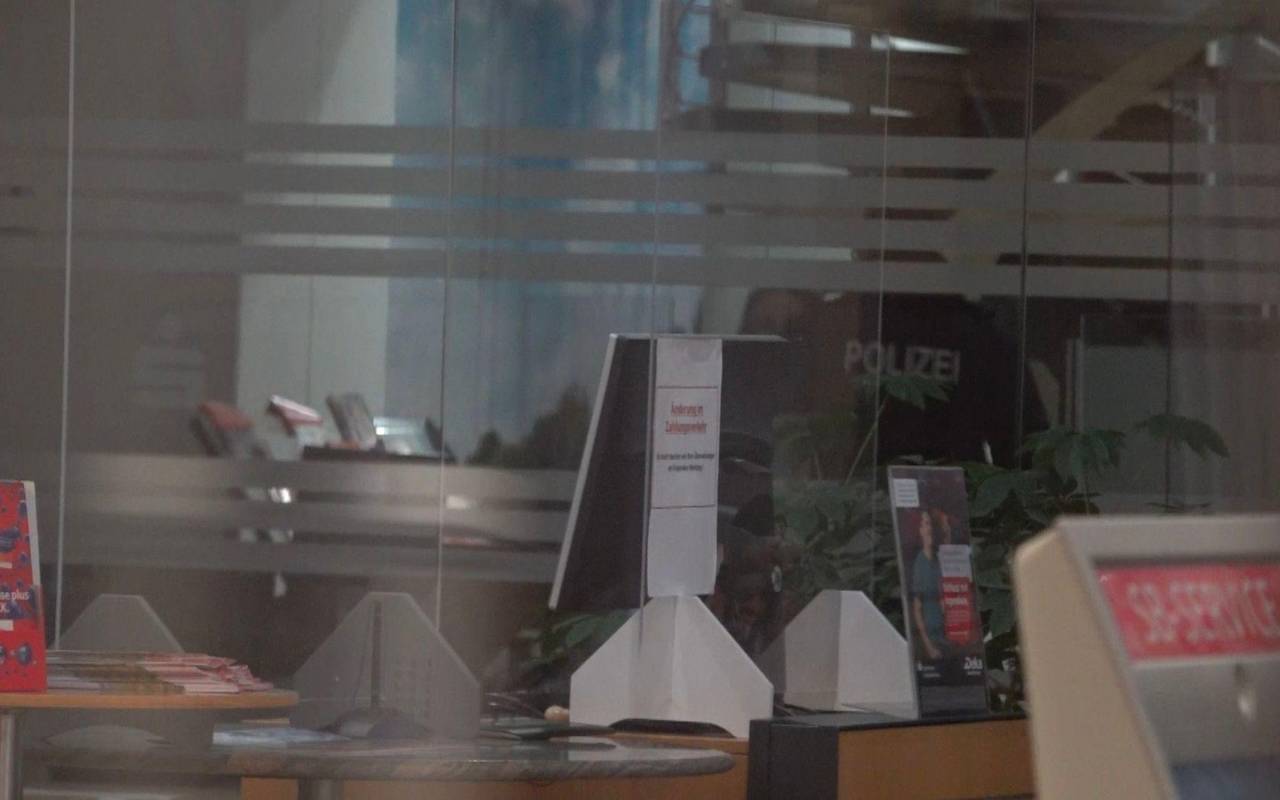 Polizei durchsucht Sparkasse nach Millionen-Coup