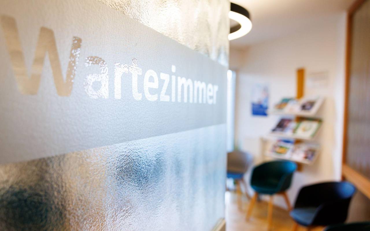 Wartezimmer in Hausarztpraxis