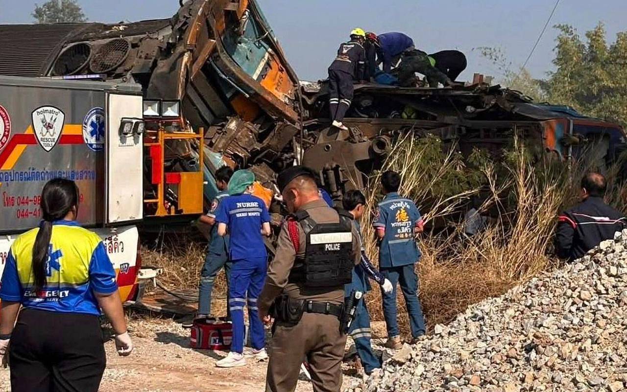 Zug kracht in Baukran