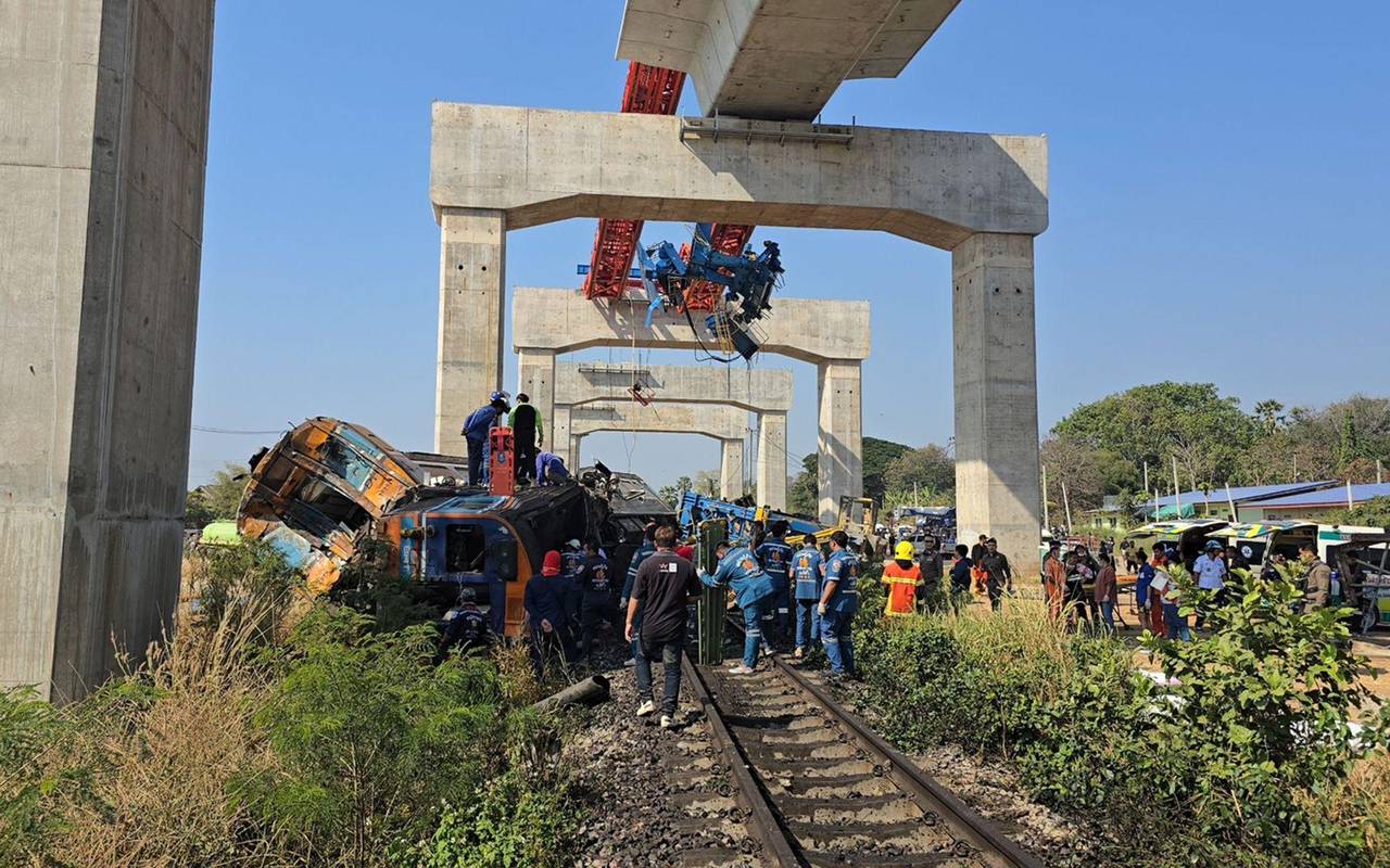 Zug kracht in Baukran