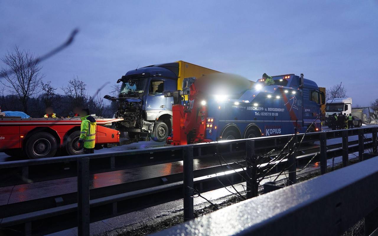 Unfallserie auf der A44 - Tote und Verletzte