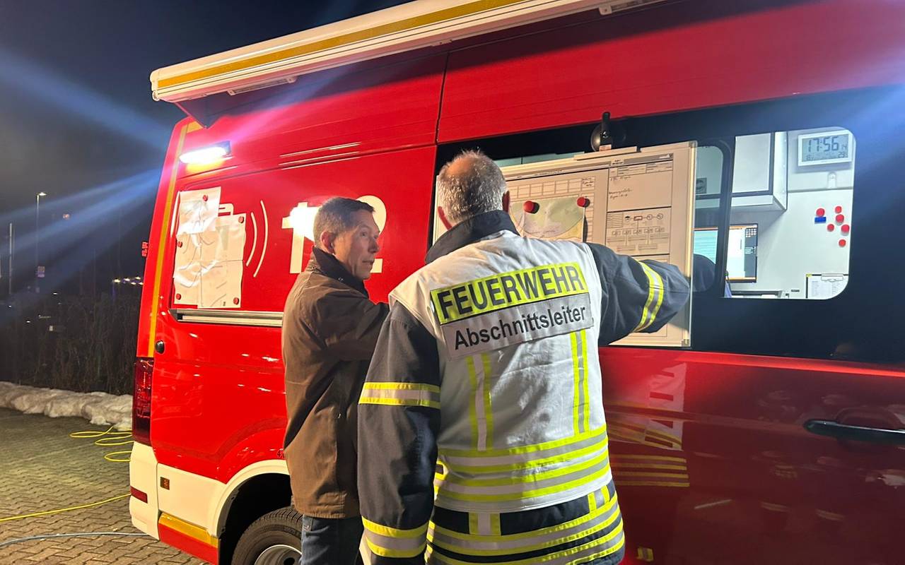 Bürgermeister Raoul Halding-Hoppenheit mit Einsatzleiter Karl-Heinz Richter