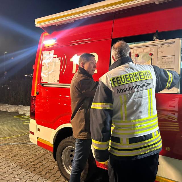 Bürgermeister Raoul Halding-Hoppenheit mit Einsatzleiter Karl-Heinz Richter