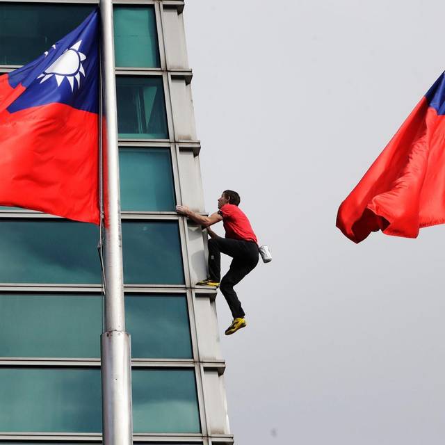 Freeclimber Honnold klettert auf Wolkenkratzer