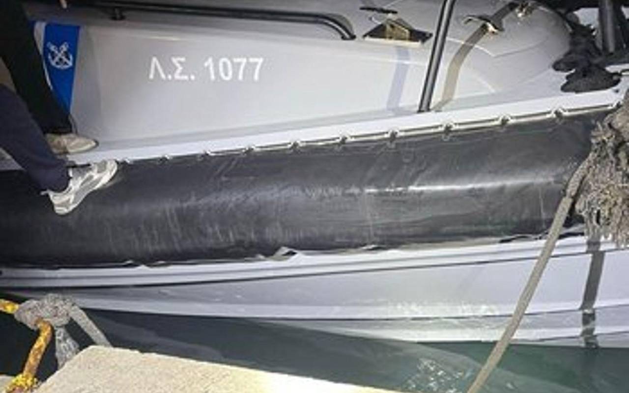 Beschädigtes Boot der griechischen Küstenwache