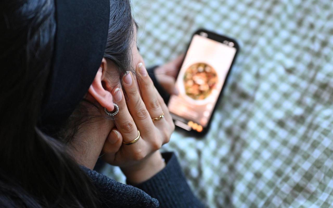 Junge Frau mit Smartphone