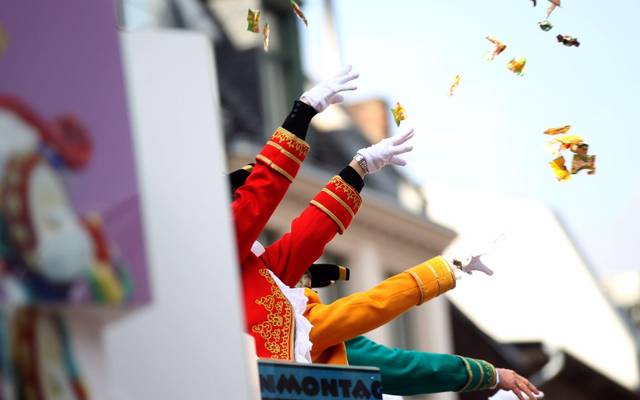 Von einem Karnevalswagen werden Kamelle geworfen