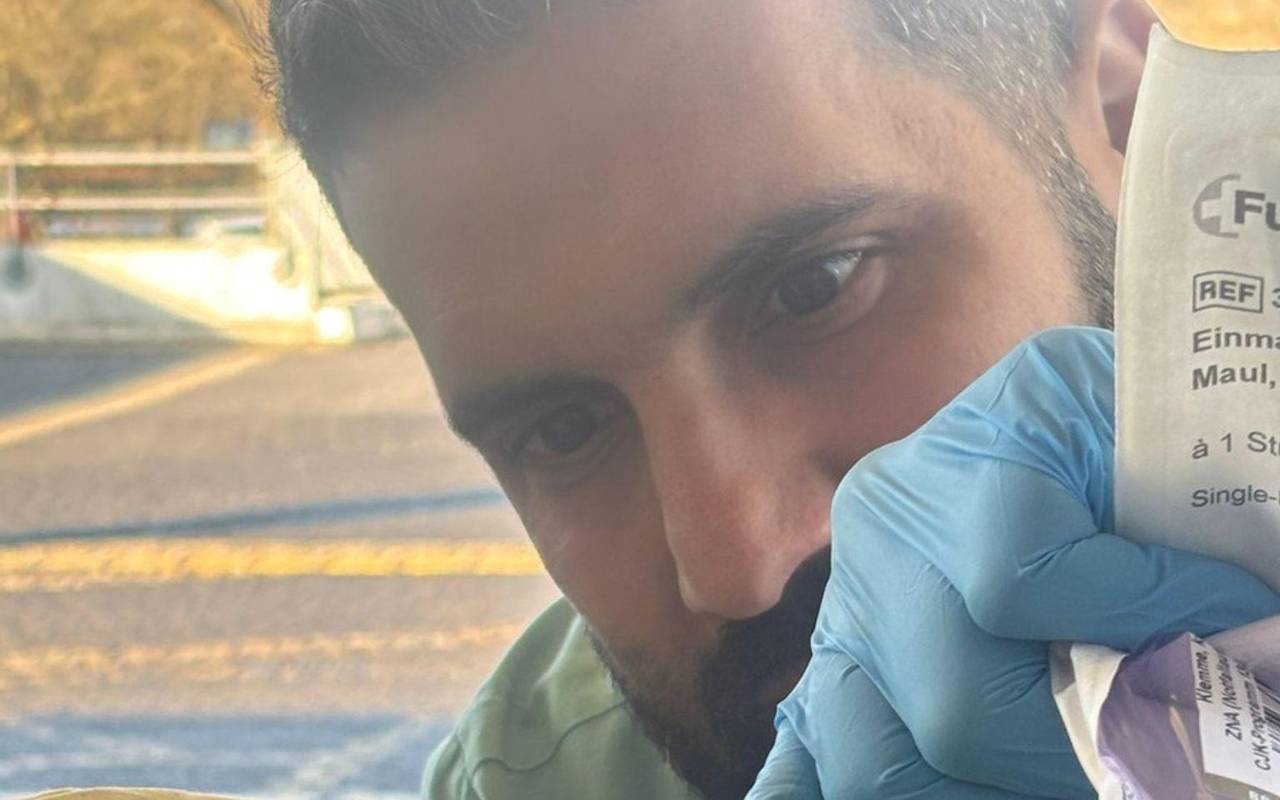 Verletzter Kormoran pickt gegen Tür von Notaufnahme