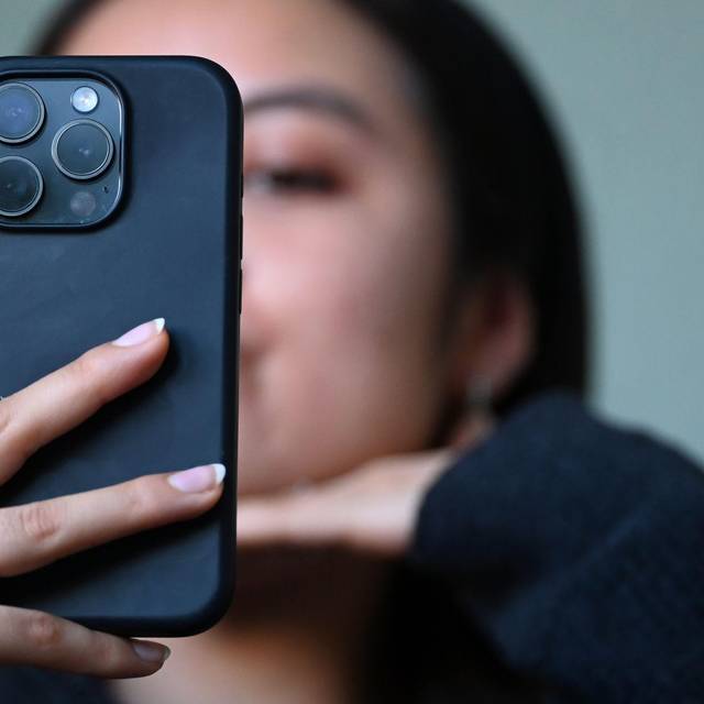 Junge Frau nimmt Selfie auf