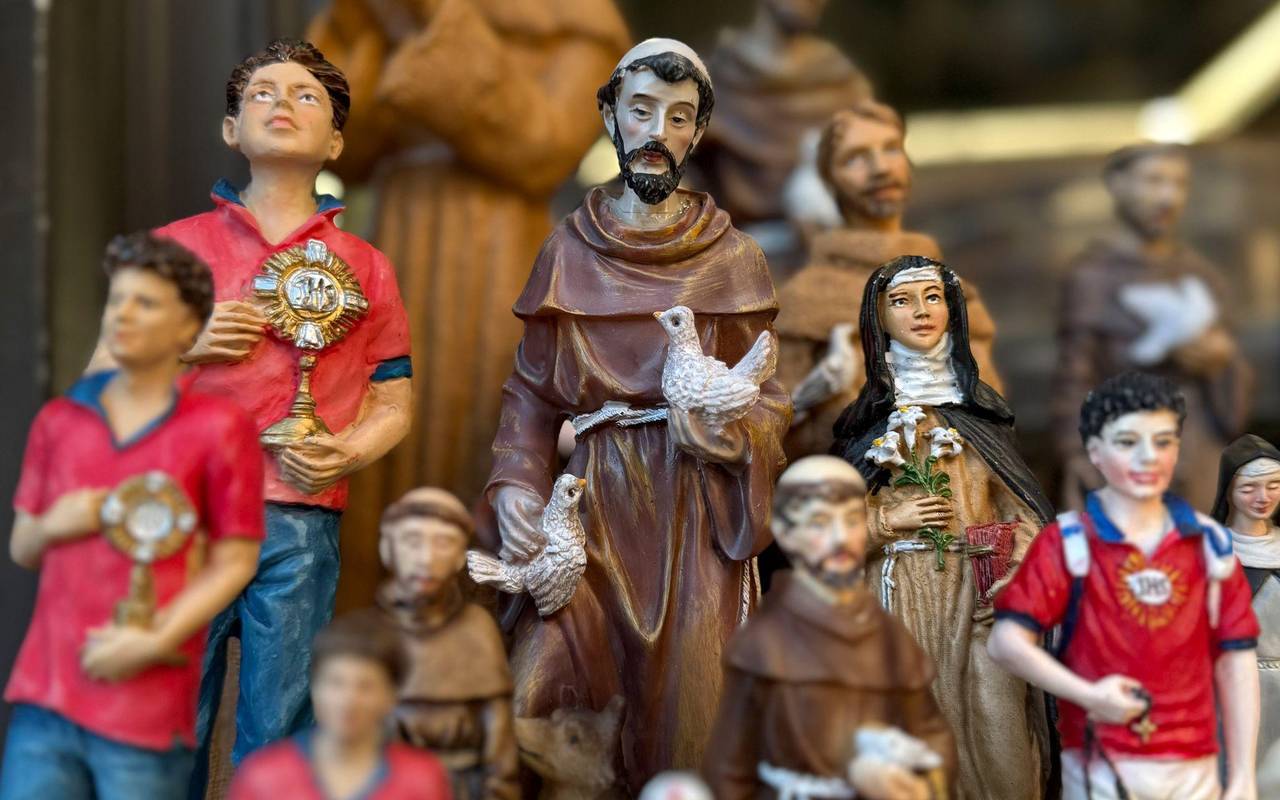 Die Heiligen im Souvenirshop: Carlo Acutis und Franz von Assisi