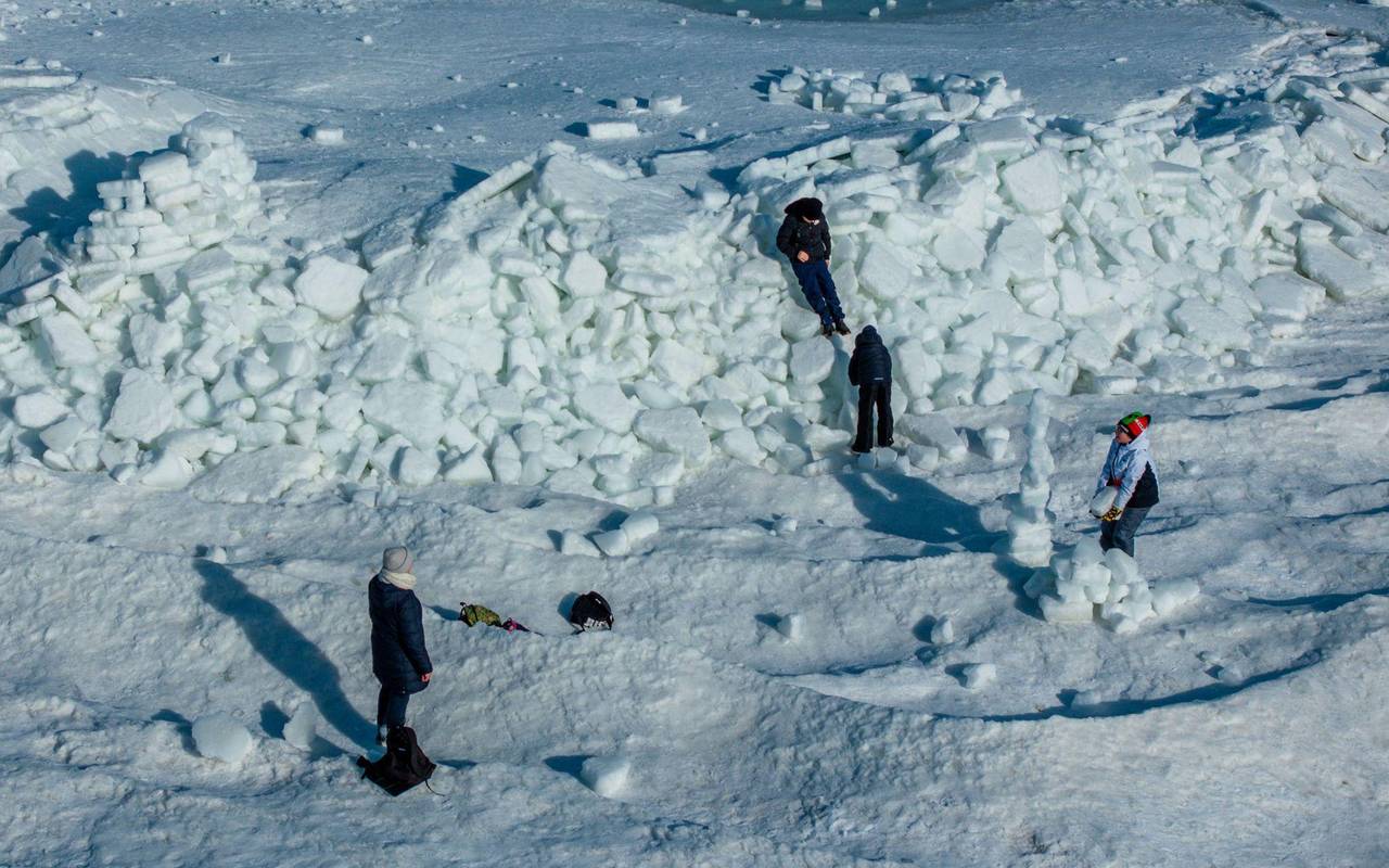 Eisberge türmen sich an der Ostseeküste