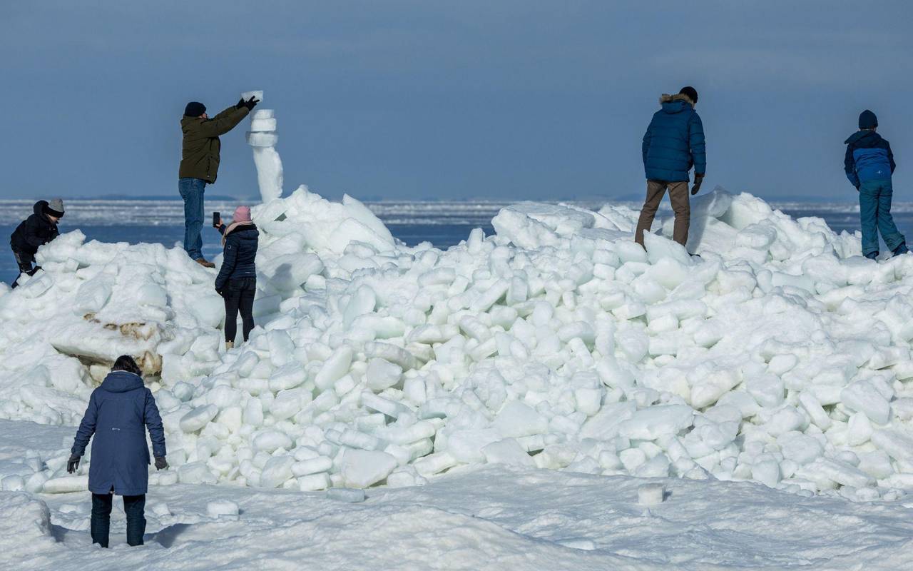 Eisberge türmen sich an der Ostseeküste