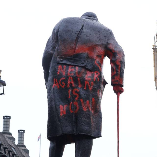 Berühmte Statue von Churchill in London beschmiert