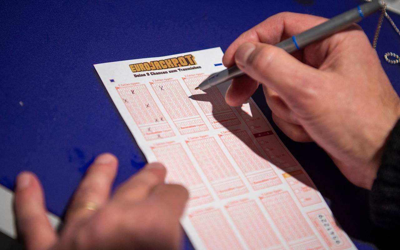 Mann kreuzt auf Lottoschein des Spiels «Eurojackpot» Zahlen an