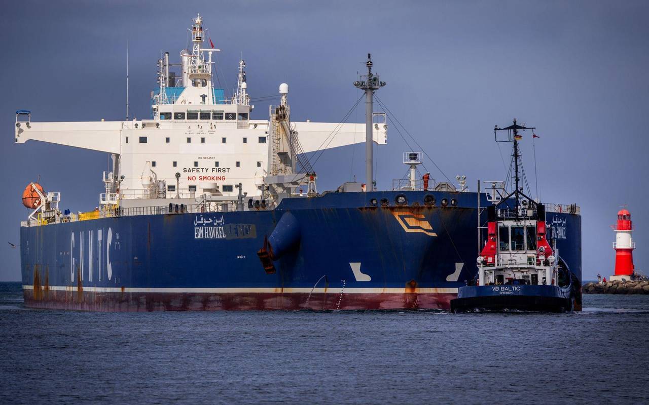 Öltanker läuft in Seehafen ein