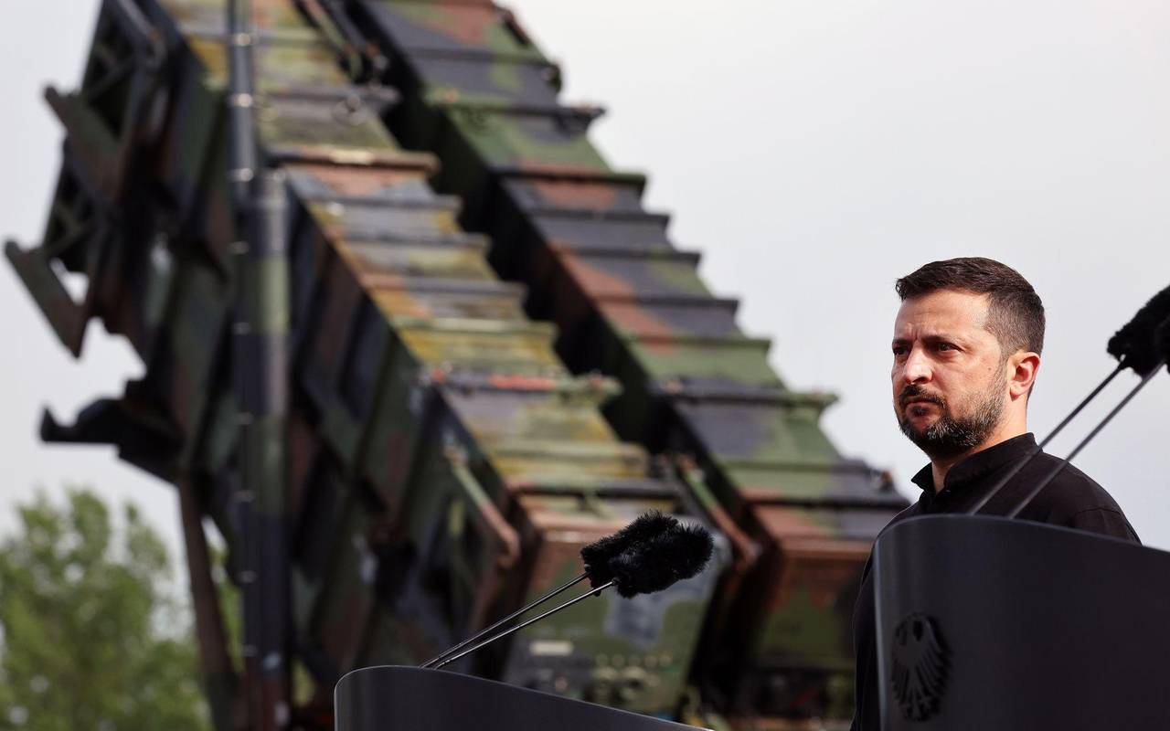 Wolodymyr Selenskyj vor einem Flugabwehrsystem Patriot