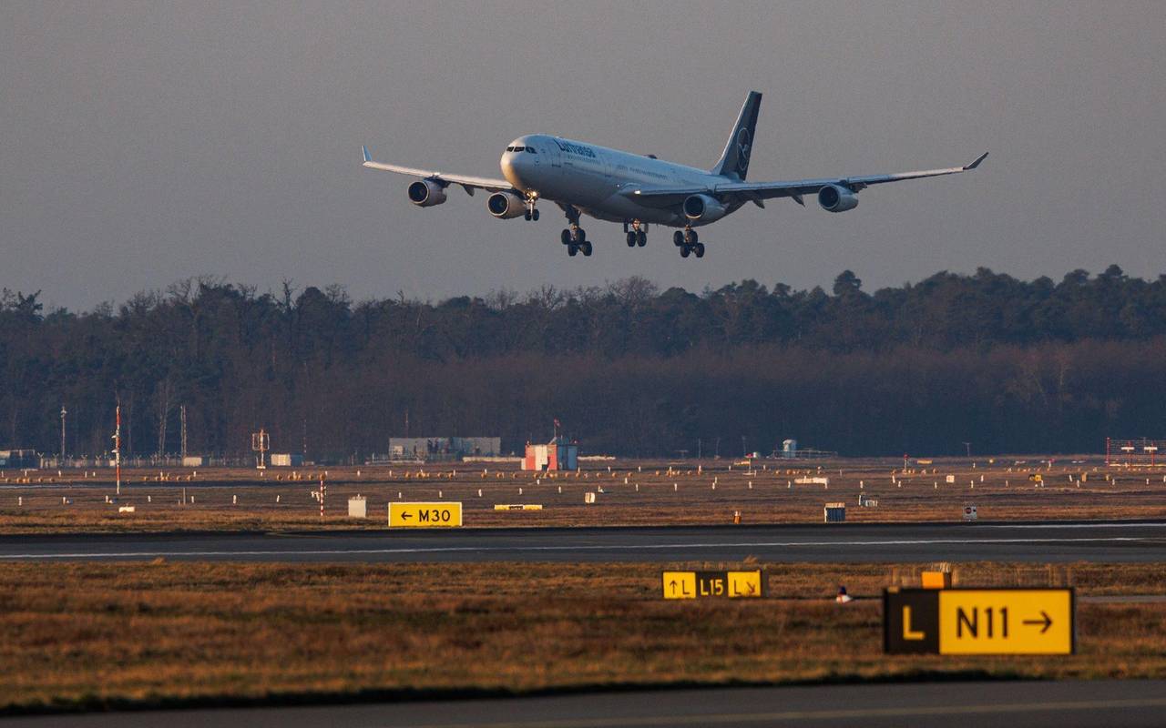 Lufthansa Maschine aus dem Oman am Frankfurter Flughafen