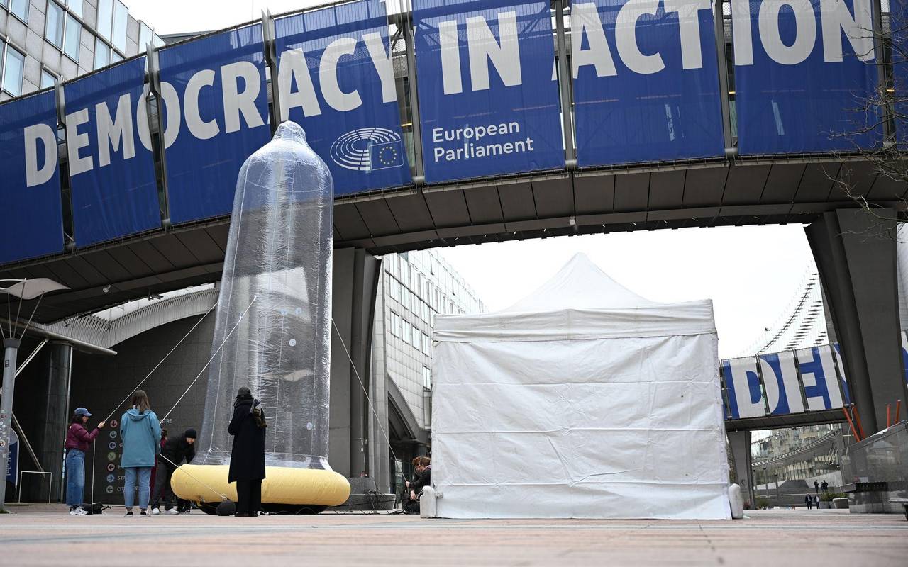 Kondom vor dem EU-Parlament