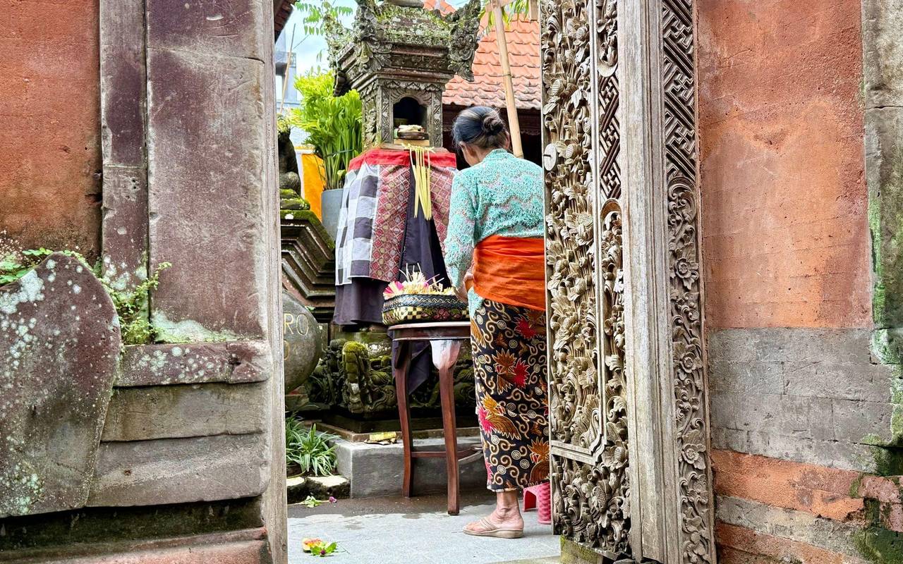 Balinesin in einem Tempel - Tag der Stille
