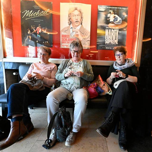 Mit Stricknadel und Wollknäuel ins Kino