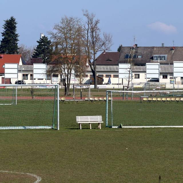 Fußballtor stürzt auf 7-jährigen Jungen