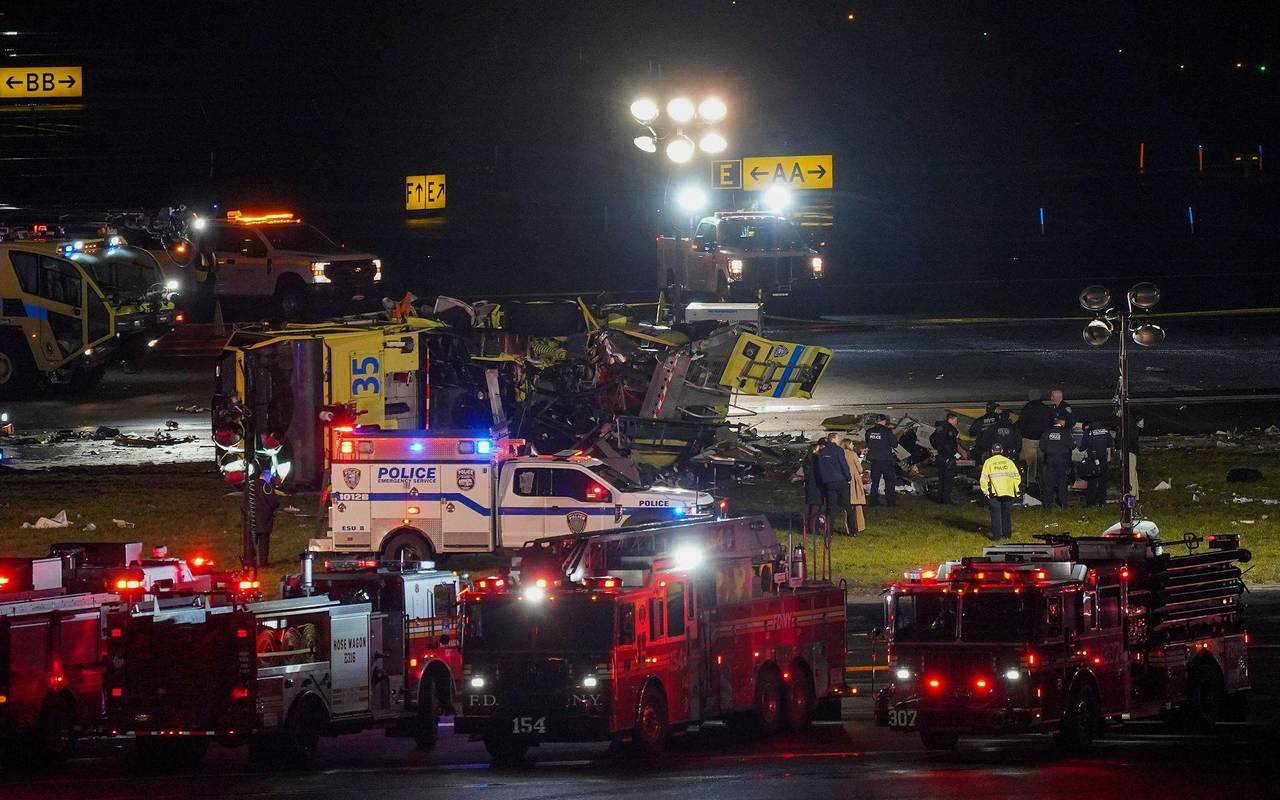 Flugzeug kollidiert in New York mit Fahrzeug