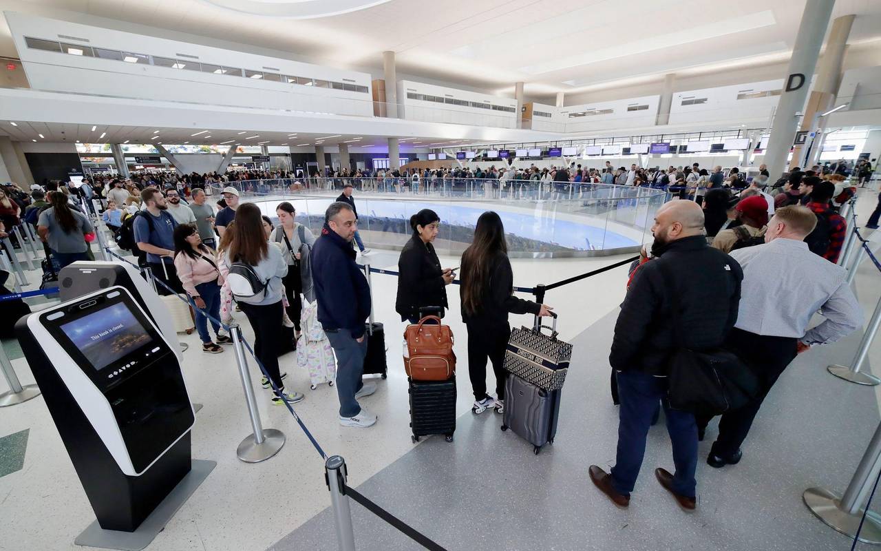 Lange Warteschlangen auf Flughafen in Houston
