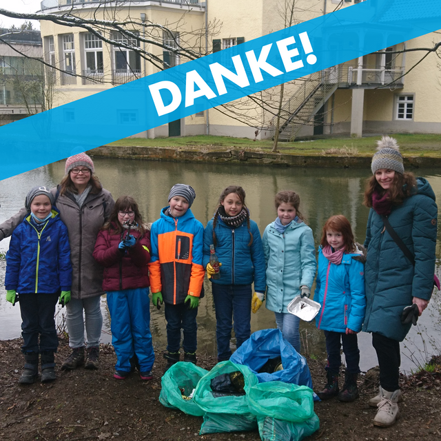 Radio Berg Reporterin Alex Pesch posiert gemeinsam mit einer Rösrather Kinderputztruppe vor dem gesammelten Unrat