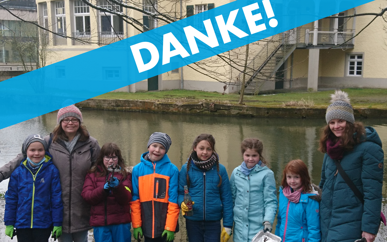 Radio Berg Reporterin Alex Pesch posiert gemeinsam mit einer Rösrather Kinderputztruppe vor dem gesammelten Unrat