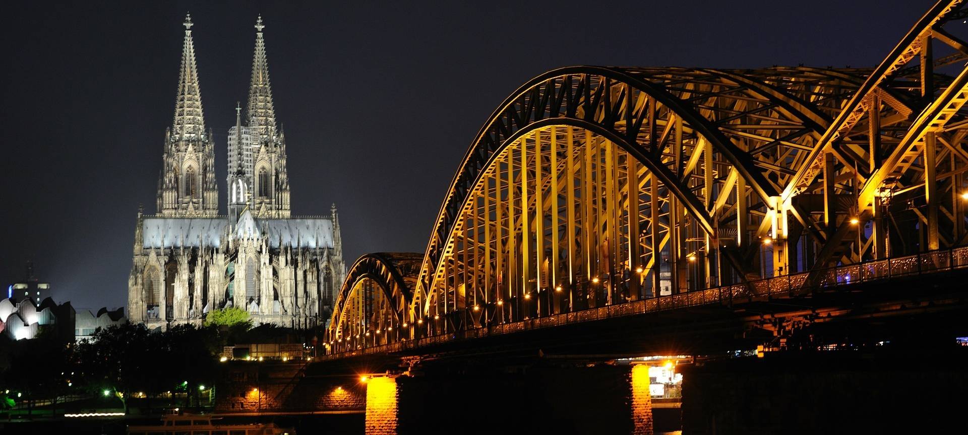 Ostern: Wieder Licht am Kölner Dom