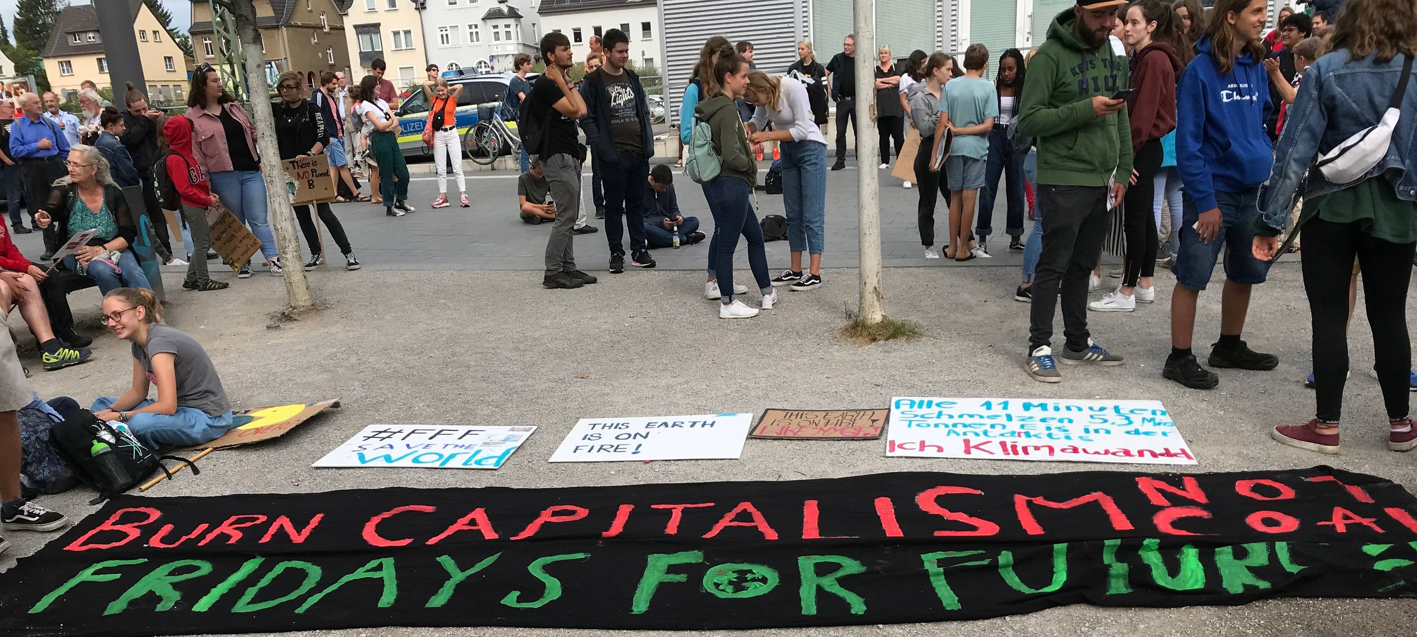 Schüler und Erwachsene demonstrieren für den Klimaschutz